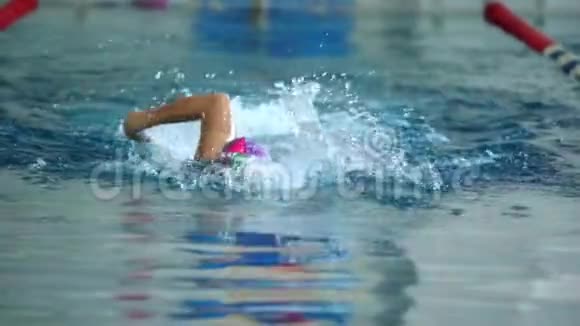慢动作女运动员以爬行方式快速游泳视频的预览图