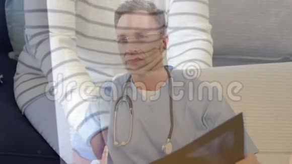 一家医院戴防护面罩的高级妇女超过医生的动画第19卷视频的预览图