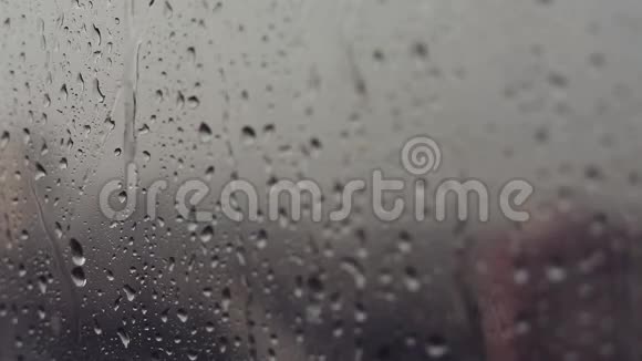 雨滴在玻璃上窗户视频的预览图