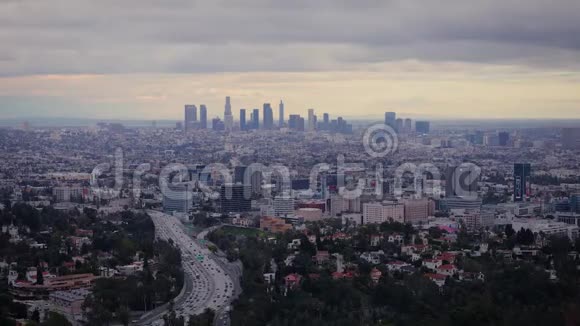 大自然的力量在多雨的暴风雨天气中俯瞰洛杉矶市中心好莱坞和其他地方令人叹为观止视频的预览图