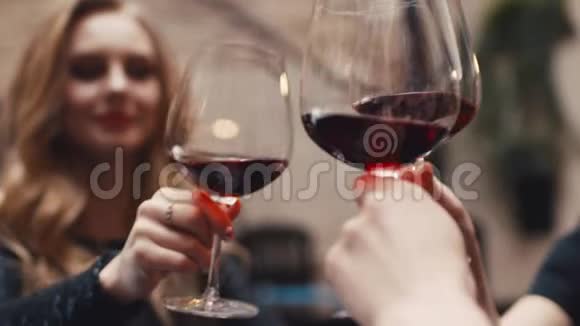 三位迷人的女性朋友举起酒杯举杯欢呼一起快乐派对休闲视频的预览图