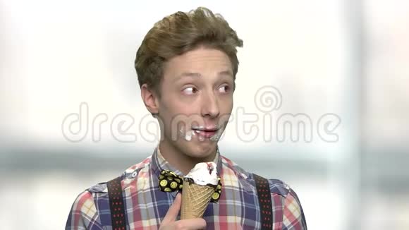 有趣的十几岁男孩吃了一个嘴脏的冰淇淋视频的预览图