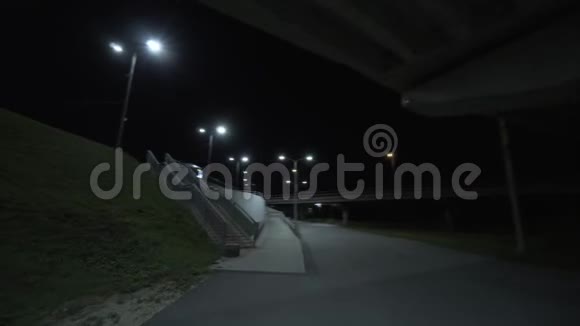 夜城大桥夜宿里加镇视频的预览图