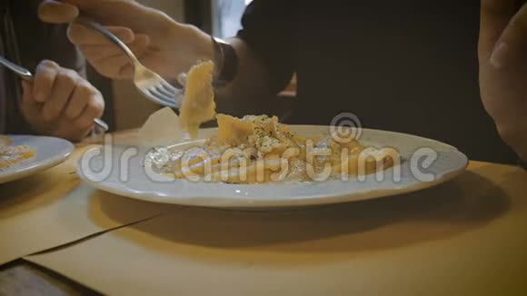 威尼斯餐厅特写意大利面食视频的预览图