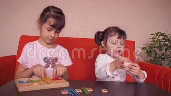 女孩玩教育玩具视频的预览图