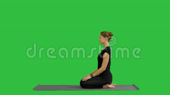 做狗瑜伽姿势的女人绿色屏幕上太阳敬礼的一部分Chroma键视频的预览图