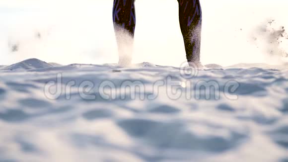 特写在沙滩上跳跃的女运动员脚在阳光下在海滩上夏天日出视频的预览图