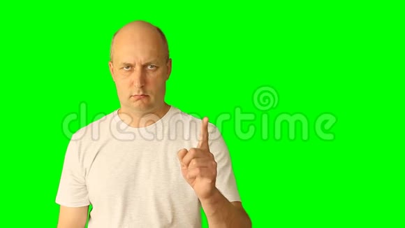 成年白人白种人用绿色屏幕做手势抬起头想威胁拳头手指上半身特写镜头视频的预览图