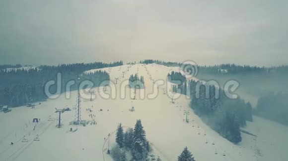 冬季高山滑雪坡和滑雪升降机的空中景观塔特拉山视频的预览图
