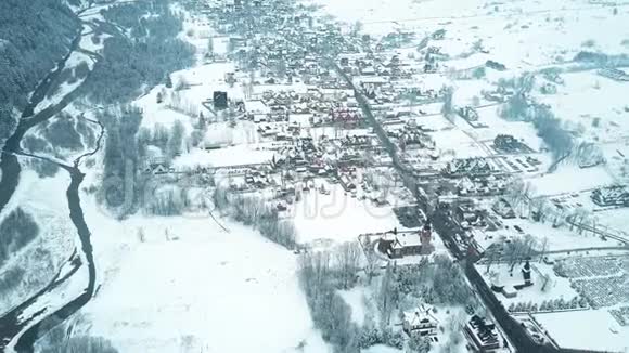 波兰南部BialkaTatrzanska村冬季空中射击视频的预览图