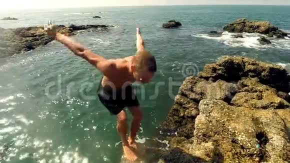 男运动员从悬崖跳入水中视频的预览图