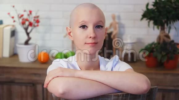 一位快乐的癌症幸存者坐在椅子上微笑着看着镜头的波特拉蒂视频的预览图