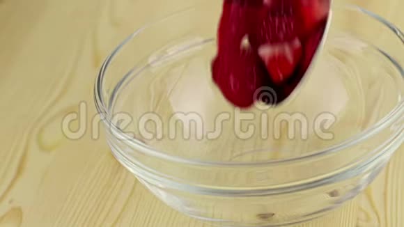 男人用勺子把健康的草莓放进透明的杯子里健康水果的概念视频的预览图