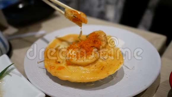 在餐馆吃日本菜壳奶酪视频的预览图