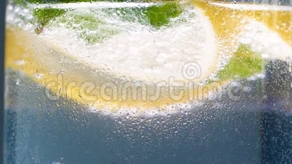 宏观4k视频迷蒙杯冷柠檬水与碳酸苏打水视频的预览图