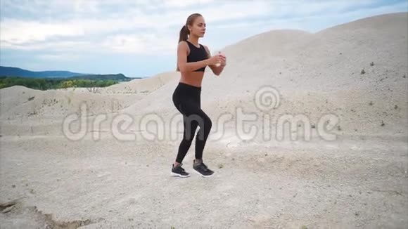 一位年轻的运动员蹲下来加强腿部肌肉她是天生的视频的预览图