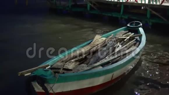 船上的木板根据夜灯的船漂浮餐厅的小渔船视频的预览图