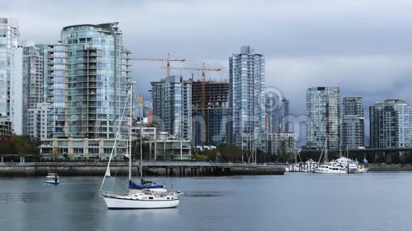 加拿大温哥华摩天大楼和船只的时间推移视频的预览图