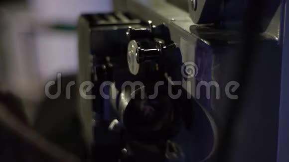 机械师用一台旧电影放映机为这部电影收费用胶卷特写卷轴视频的预览图