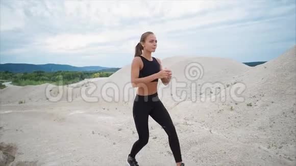 一位年轻的运动员蹲下来加强腿部肌肉她是天生的视频的预览图