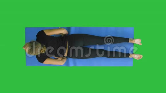 健康的瑜伽女性在绿色屏幕上的垫子上伸展Chroma键视频的预览图