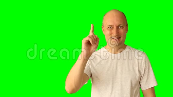 成年白人白种人用绿色屏幕做手势抬起头想威胁拳头手指上半身特写镜头视频的预览图