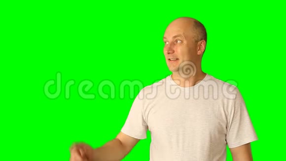 成年白种人笑着用绿色屏幕做手势画线触摸抽头虚拟画面上半身视频的预览图