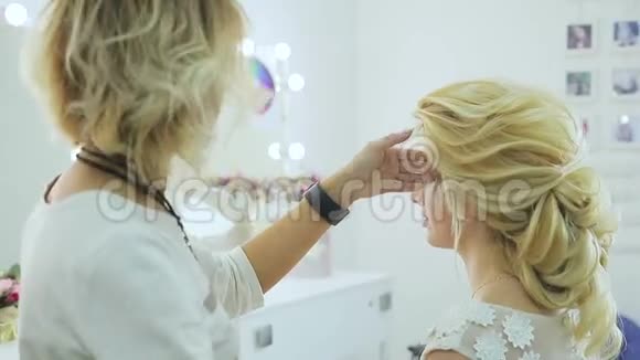 理发师做新娘发型视频的预览图
