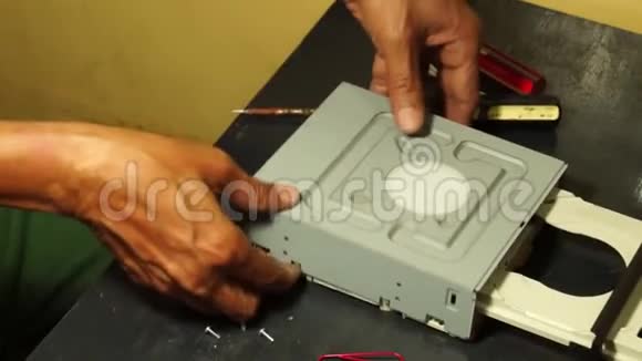 技师拆卸DVD光驱的顶盖套管视频的预览图