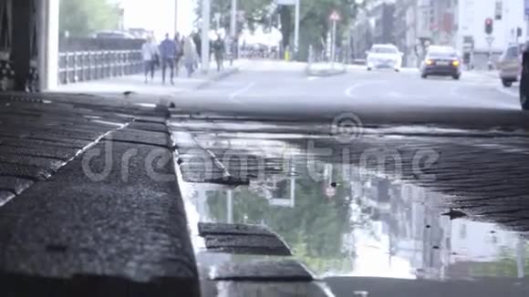 雨后的城市道路视频的预览图