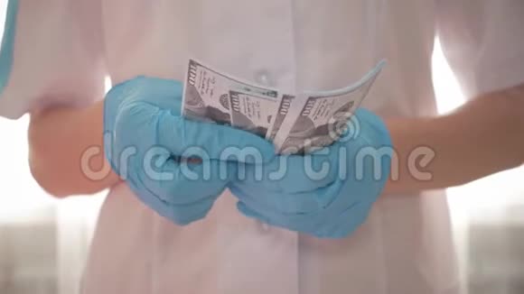 医生统一和蓝手套充值概念赠送代领医疗服务医疗设备损坏视频的预览图