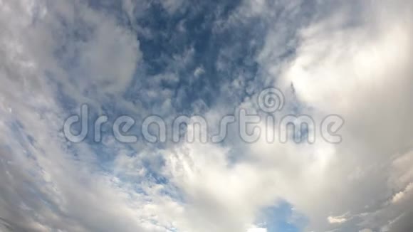 太阳和云的反射在天空上快速移动视频的预览图