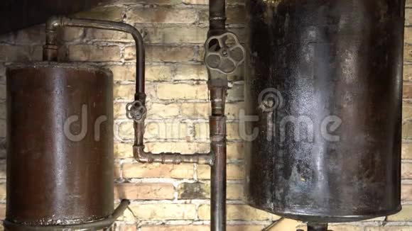生锈的锅炉房管道旧金属锅炉产生暖气并通过管道送回家热水或天然气视频的预览图