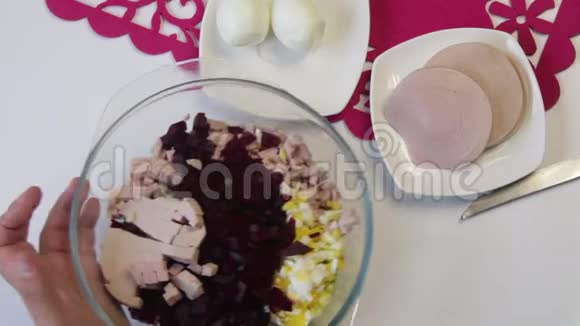 厨师把碎煮好的鸡蛋从切割板倒入容器中视频的预览图
