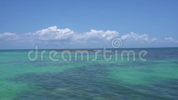 船绕着温暖的加勒比海的珊瑚岛航行帆船航行墨西哥坎昆夏日晴天视频的预览图
