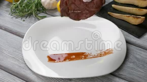 汤把肉放在盘子里视频的预览图
