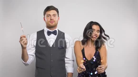 快乐的女人在派对上和无聊的男人在一起视频的预览图