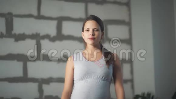 活跃孕妇孕晚期孕妇瑜伽视频的预览图