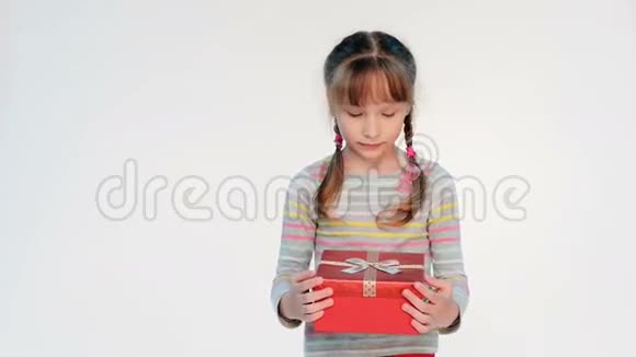 小女孩打开她的礼物视频的预览图