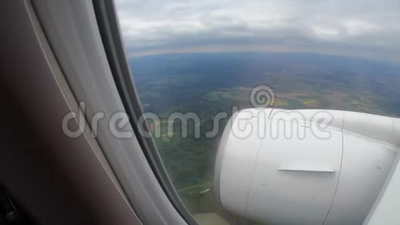 从风景的乘客飞机的窗户看风景视频的预览图