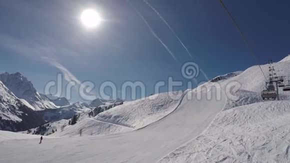 在冬季滑雪场中椅子可以提升到山顶视频的预览图