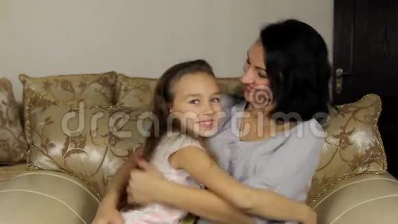 妈妈和女儿接吻爱快乐开朗的家庭妈妈和宝贝女孩一起微笑在家拥抱视频的预览图
