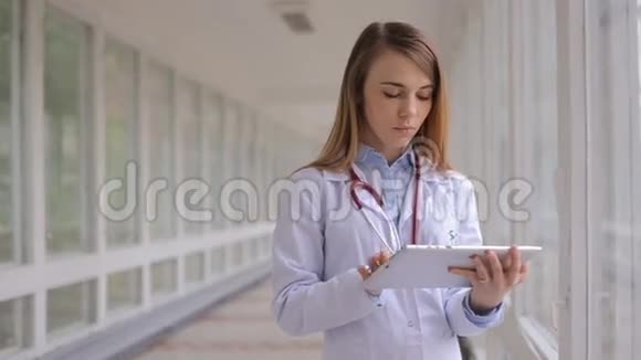 年轻的女医生用药片慢动作视频的预览图