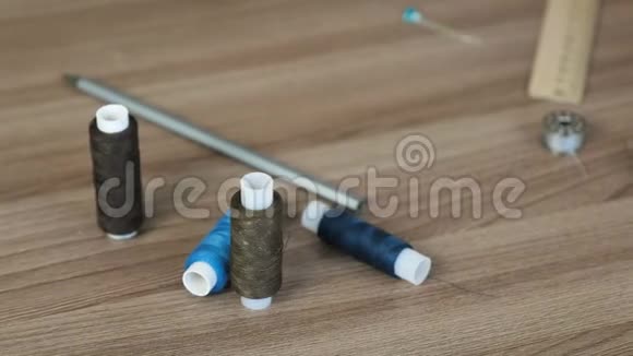 缝纫配件线剪刀铅笔直尺放在桌子上视频的预览图