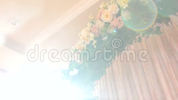 婚礼拱门有鲜花和明亮的阳光视频的预览图
