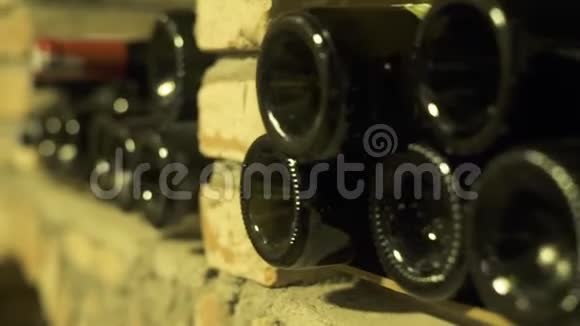 酒窖里堆满了酒瓶存放在酒馆石窖里的玻璃瓶视频的预览图