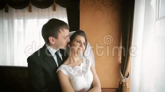可爱的婚礼情侣视频的预览图