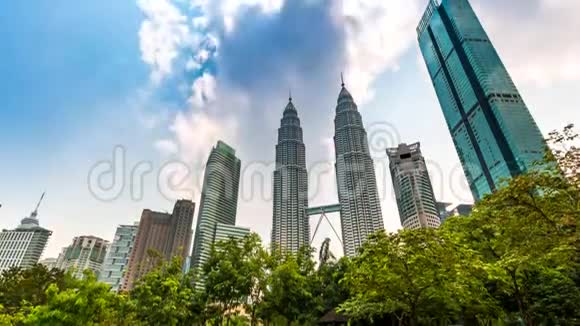 马来西亚吉隆坡城市景观4K时间推移倾斜视频的预览图