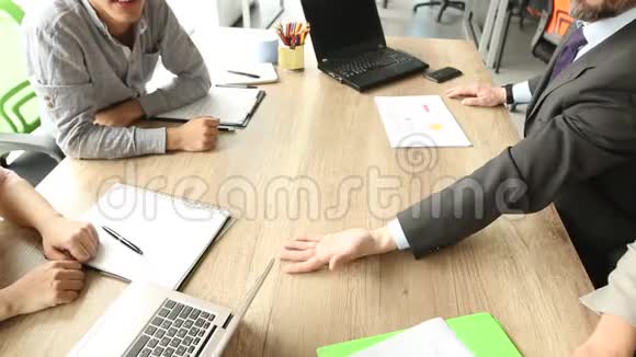 近距离观看商务团队坐在办公室的桌子旁双手折叠视频的预览图