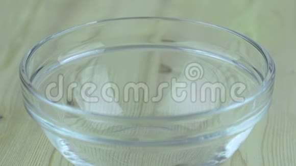 男人用白色酸奶填充透明杯准备插入健康草莓健康水果食品的概念视频的预览图